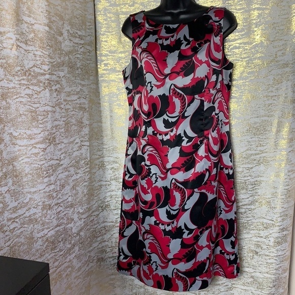 Anne Klein Burgundy and Silver Paisley Print Shift Dress Size 8 - Picture 5 of 17